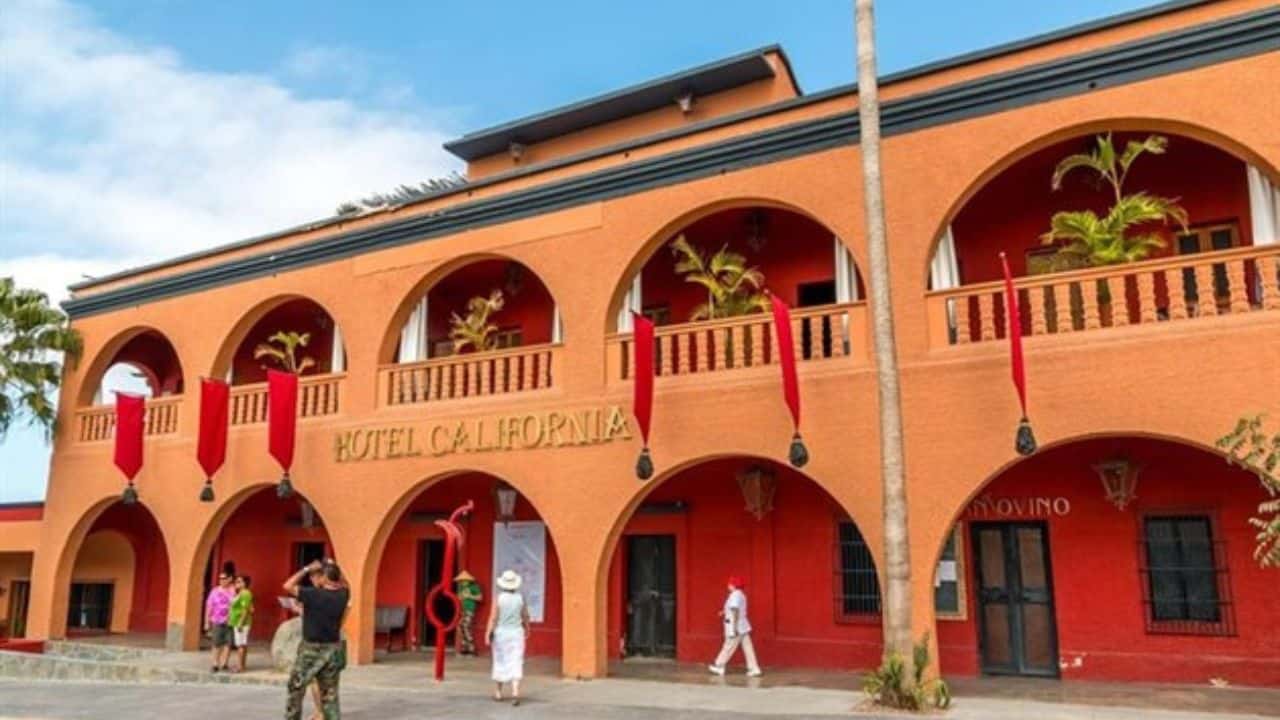El Hotel California es uno de los sitios más emblemáticos del estado de Baja California Sur, debido que miles de personas quieren conocer su historia y cual fue la verdadera inspiración de dicha agrupación de componer una canción dedicada a dicho Pueblo Mágico