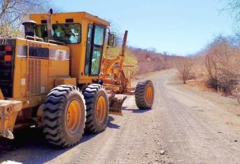 Gildardo Leyva le cumple a vecinos de Tehueco con la rehabilitación de caminos
