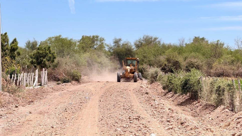 Gildardo Leyva le cumple a vecinos de Tehueco con la rehabilitación de caminos Gildardo Leyva le cumple a vecinos de Tehueco con la rehabilitación de caminos