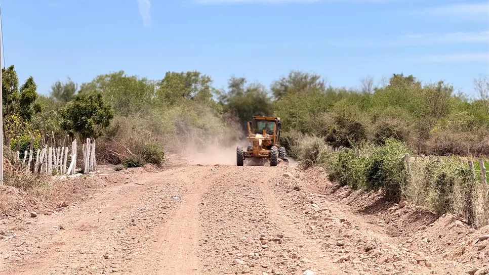 FOTO: Gildardo Leyva le cumple a vecinos de Tehueco con la rehabilitación de caminos