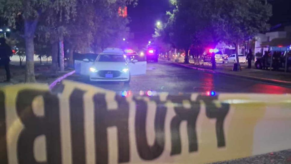 Sujetos armados despojan un vehículo en la colonia La Campiña en Culiacán Sujetos armados despojan un vehículo en la colonia La Campiña en Culiacán