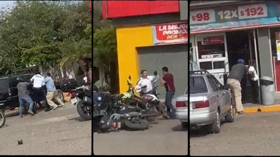 Tránsitos y motociclistas se traman a golpes afuera de un súper en Los Mochis Tránsitos y motociclistas se traman a golpes afuera de un súper en Los Mochis