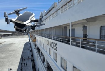 La naturaleza hace de las suyas, Ave se roba dron durante llegada de crucero a Topolobampo