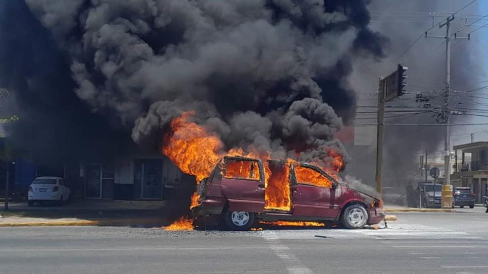 Automovilista esperaba el verde en semáforo y su camioneta comenzó a incendiarse en Mazatlán Automovilista esperaba el verde en semáforo y su camioneta comenzó a incendiarse en Mazatlán