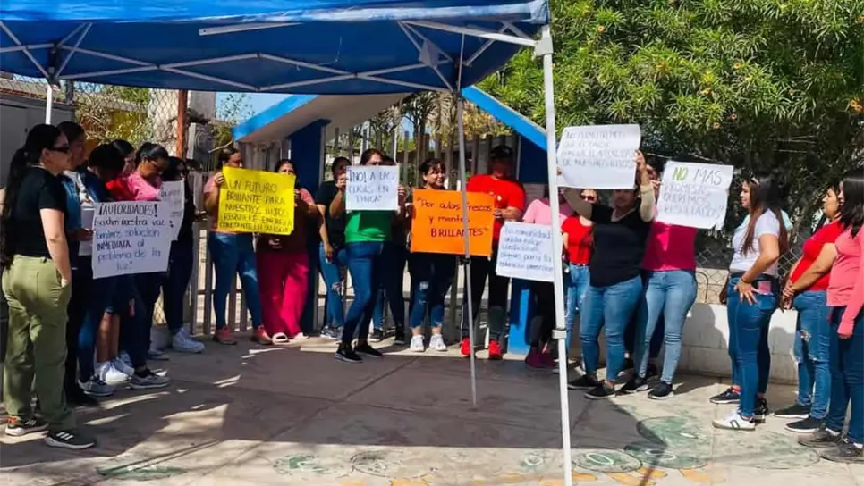 FOTO: Padres toman kínder en El Aguajito tras casos de deshidratación por falta de aire acondicionado