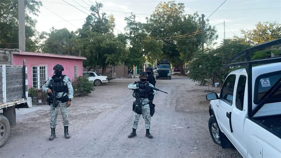 El bloqueo fue liberado de manera inmediata después de que los elementos militares se dieran a la tarea de retirar los vehículos que los gatilleros habían colocado para impedir el paso sobre la carretera