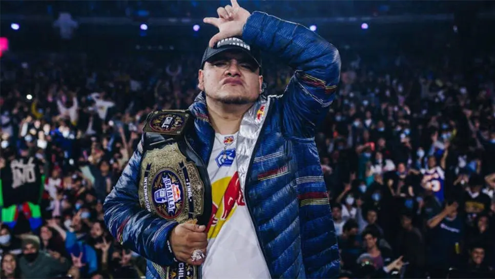 El rapero mexicano no se limitó a cuestionar la figura de Maradona, sino que también dirigió sus críticas hacia las prioridades de la sociedad argentina