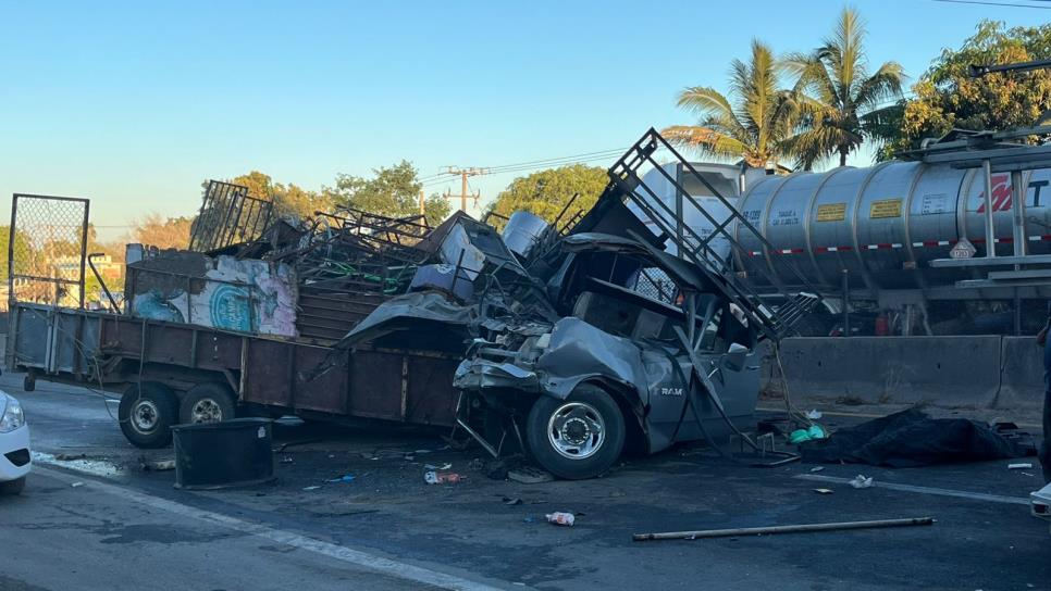 Encontronazo entre camioneta y tráiler deja un lesionado en El Castillo, Mazatlán Encontronazo entre camioneta y tráiler deja un lesionado en El Castillo, Mazatlán