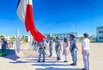 Estudiantes participan en izamiento de bandera con la Guardia Nacional en el Campo Militar El Sauz