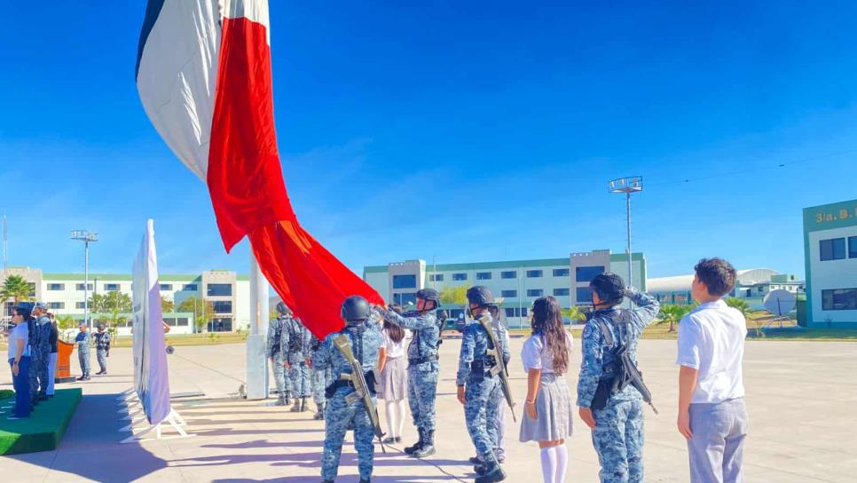 Estudiantes participan en izamiento de bandera con la Guardia Nacional en el Campo Militar El Sauz Estudiantes participan en izamiento de bandera con la Guardia Nacional en el Campo Militar El Sauz