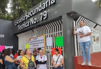 Padres de familia toman la ETI 79 de Culiacán y exigen clases virtuales por la inseguridad 