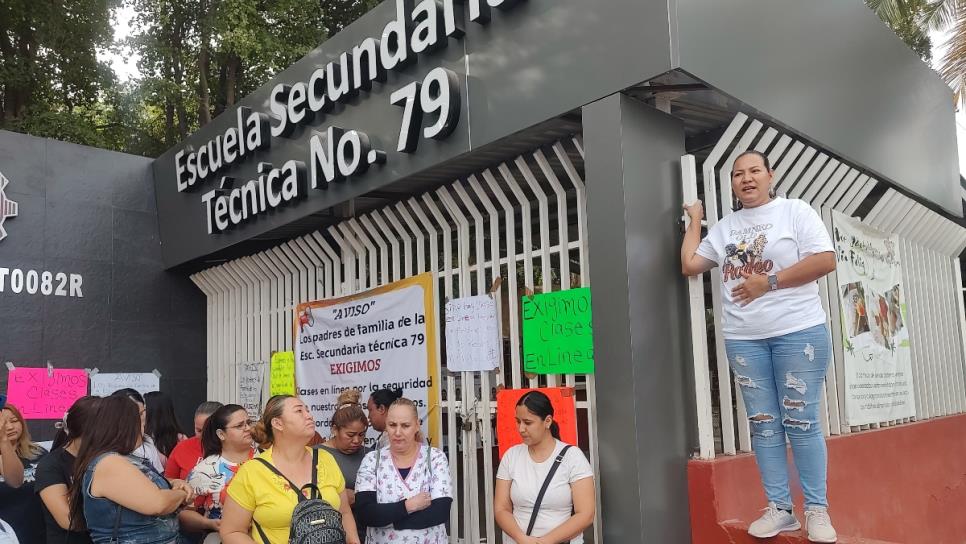 Padres de familia toman la ETI 79 de Culiacán y exigen clases virtuales por la inseguridad Padres de familia toman la ETI 79 de Culiacán y exigen clases virtuales por la inseguridad