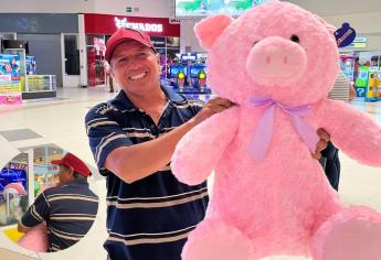 Una vez Jonás venció a la “garra” y hoy, ya tiene más de 50 peluches gigantes; esta es su historia
