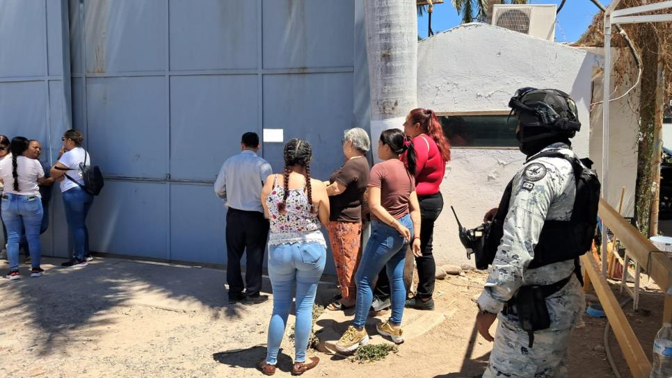 Queremos saber si están vivos; familiares de reos se plantan en el penal de Aguaruto en Culiacán Queremos saber si están vivos; familiares de reos se plantan en el penal de Aguaruto en Culiacán