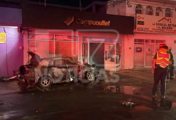 Sedán termina calcinado tras ser embestido en la colonia Jorge Almada de Culiacán