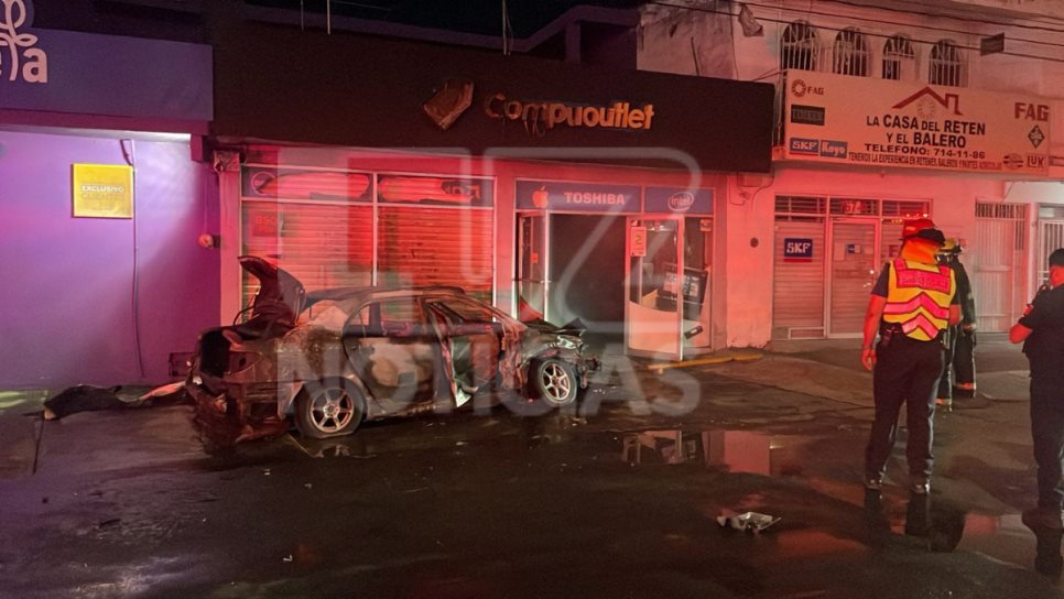 Sedán termina calcinado tras ser embestido en la colonia Jorge Almada de Culiacán Sedán termina calcinado tras ser embestido en la colonia Jorge Almada de Culiacán