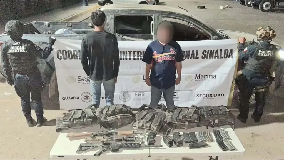 Los detenidos, junto a lo asegurado. (FOTO: Cortesía).