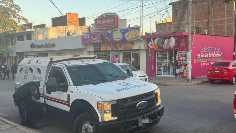 Empleado de empresa de valores acciona su arma por accidente en banco de Villa Unión; hay una mujer lesionada Empleado de empresa de valores acciona su arma por accidente en banco de Villa Unión; hay una mujer lesionada