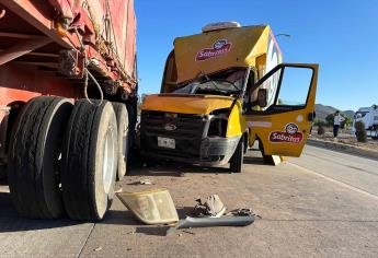 Sabritero choca contra un tráiler en la Mochis-Topo por sacarle la vuelta a un motociclista