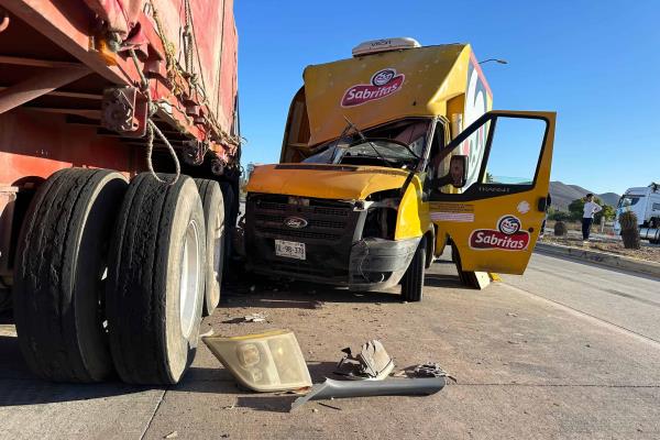 Sabritero choca contra un tráiler en la Mochis-Topo por sacarle la vuelta a un motociclista