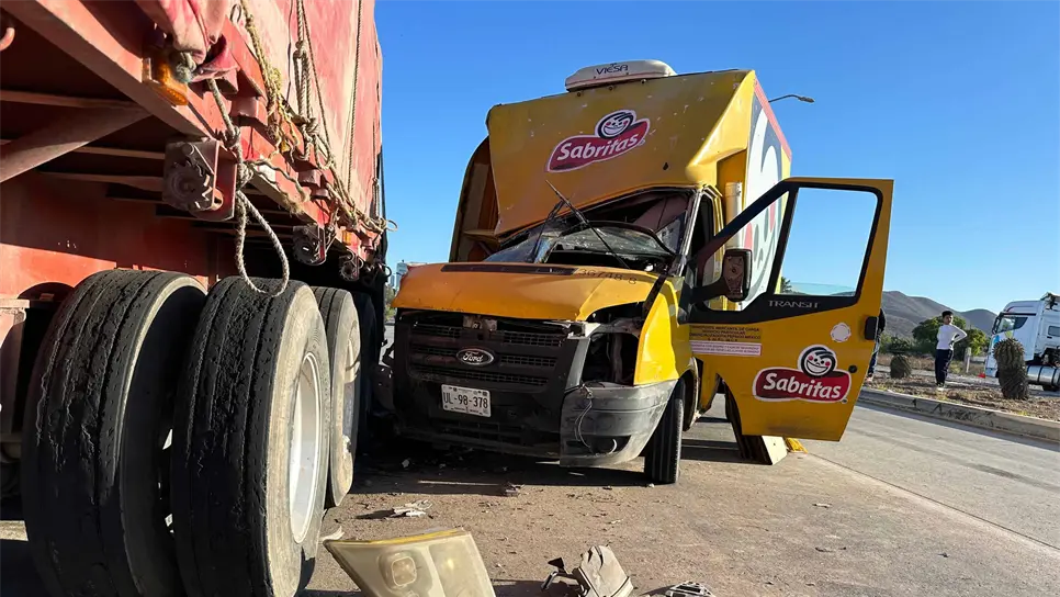 El camión repartidor terminó con la cabina destrozada. (FOTO: Ernesto Torres).