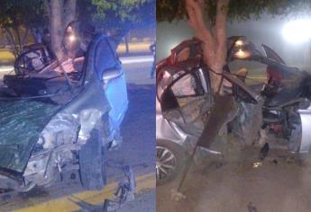 Grave jovencita que se impactó contra un árbol y casi parte su carro en dos en Guasave