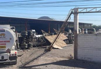 Vuelca pipa y mata a una mujer tras impactarse en unas bodegas al sur de Culiacán