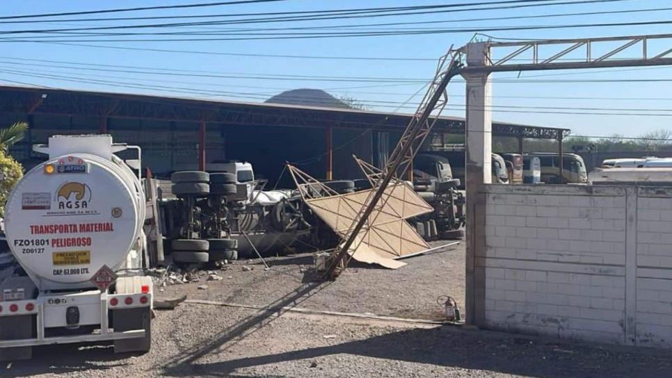 Vuelca pipa y mata a una mujer tras impactarse en unas bodegas al sur de Culiacán Vuelca pipa y mata a una mujer tras impactarse en unas bodegas al sur de Culiacán