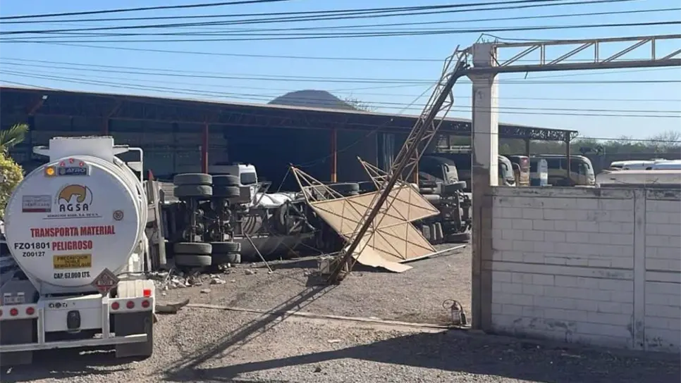 La pipa quedó volcada en el interior de las bodegas.