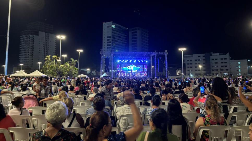 Gobierno de Mazatlán celebra a más de 5 mil mamás con regalos y concierto de Toño Lizárraga Gobierno de Mazatlán celebra a más de 5 mil mamás con regalos y concierto de Toño Lizárraga