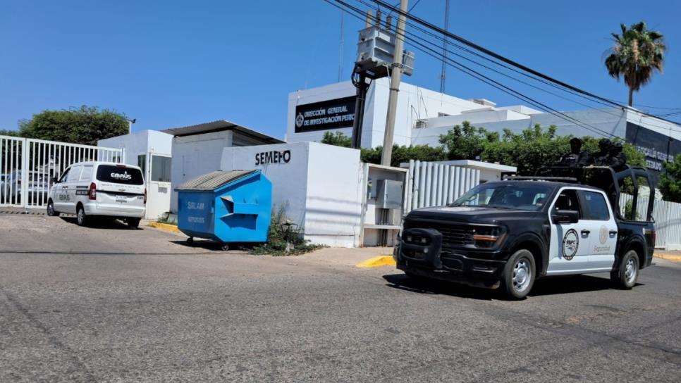 Militares resguardan el Semefo en Culiacán donde llegó el cuerpo de Jorge Humberto, alias "El 27" Militares resguardan el Semefo en Culiacán donde llegó el cuerpo de Jorge Humberto, alias "El 27"