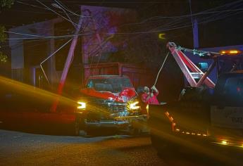 Conductor ebrio choca y derriba un poste de la CFE en Los Mochis; deja a toda la colonia sin luz