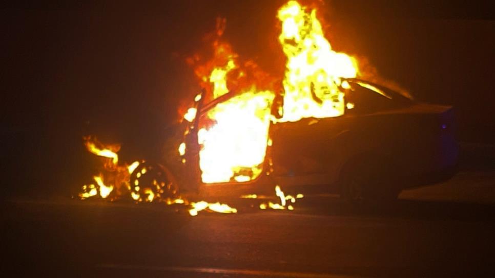 Vehículo se incendia por la México 15 en los límites de Guasave y Salvador Alvarado Vehículo se incendia por la México 15 en los límites de Guasave y Salvador Alvarado