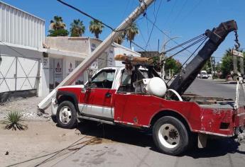 Grúa choca contra poste y deja sin luz a colonia de Los Mochis