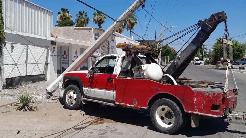 Grúa choca contra poste y deja sin luz a colonia de Los Mochis Grúa choca contra poste y deja sin luz a colonia de Los Mochis