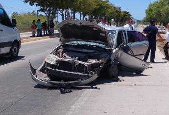 Conductor ebrio queda prensado al chocar contra palmera en la carretera Los Mochis-Topolobampo