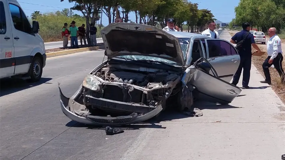 FOTO: Conductor ebrio choca contra palmera y queda prensado en la carretera Los Mochis-Topolobampo