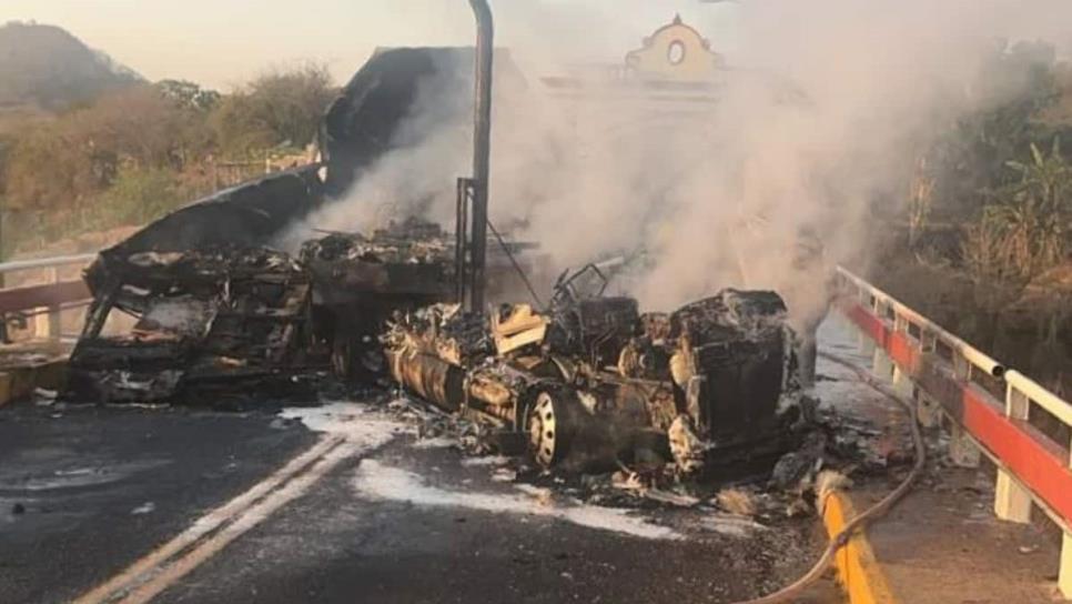 Reportan bloqueos de carretera y quema de tráiler en San Ignacio Reportan bloqueos de carretera y quema de tráiler en San Ignacio
