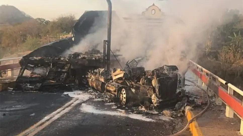 FOTO: Reportan bloqueos y quema de tráiler en San Ignacio