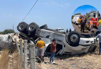 Chofer de tráiler sobrevive a fuerte volcadura en la Mazatlán-Culiacán
