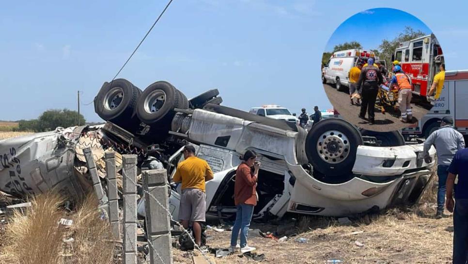 Chofer de tráiler sobrevive a fuerte volcadura en la Mazatlán-Culiacán