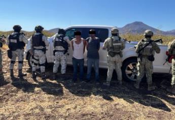 Detienen a 2 civiles y les aseguran bidones y un vehículo en Navolato