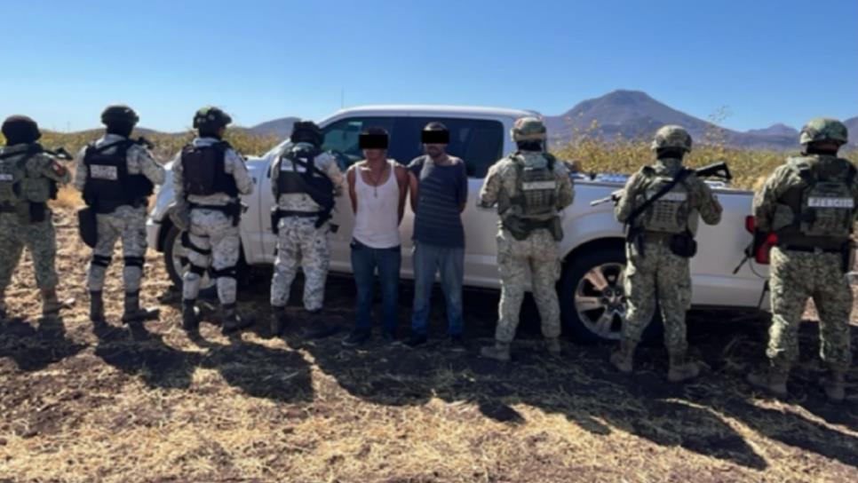 Detienen a 2 civiles y les aseguran bidones y un vehículo en Navolato Detienen a 2 civiles y les aseguran bidones y un vehículo en Navolato