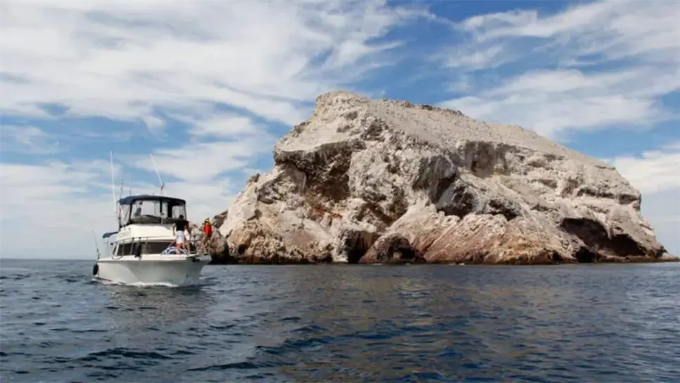 Isla El Farallón es nada menos que la segunda saliente rocosa del mundo, la cual tiene una altura de 110 metros y una extensión de 17 hectáreas y sirve de referencia para marcar la entrada y salida de la bahía de Topolobampo