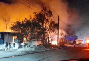 Incendio consume una humilde vivienda de material rústico en Los Mochis