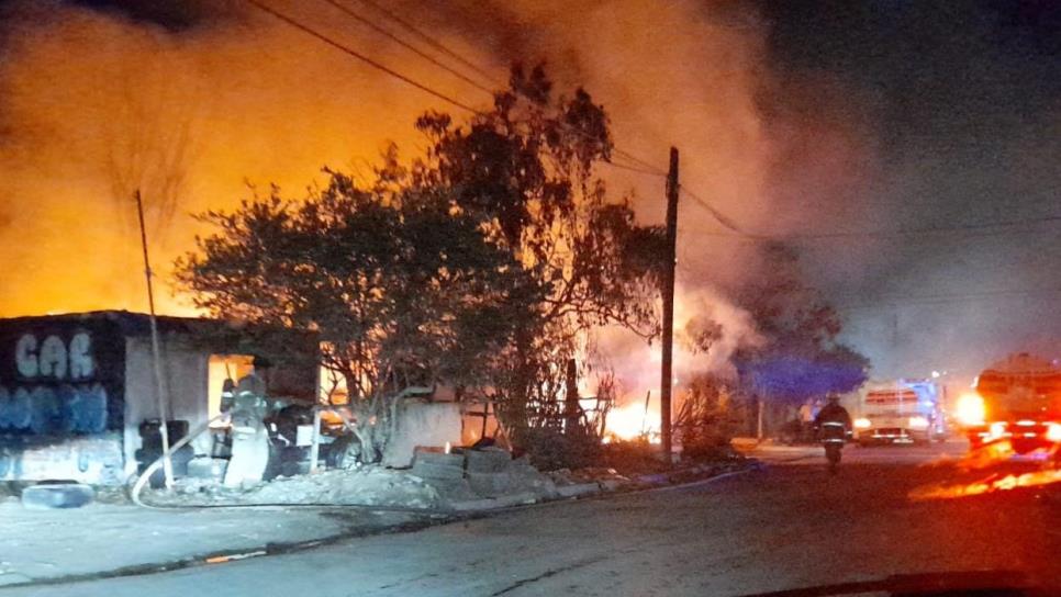 Incendio consume una humilde vivienda de material rústico en Los Mochis Incendio consume una humilde vivienda de material rústico en Los Mochis