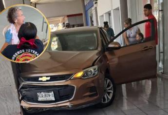 Mujer de 75 años confunde pedales de su auto y se estrella en un centro comercial de Mazatlán