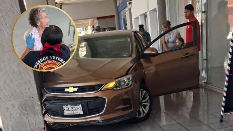 Mujer de 75 años confunde pedales de su auto y se estrella en un centro comercial de Mazatlán