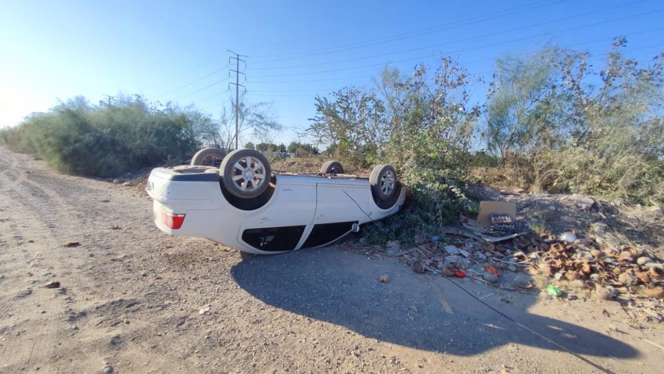 Salen a dar la vuelta a los Álamos y terminan volcados en Los Mochis Salen a dar la vuelta a los Álamos y terminan volcados en Los Mochis