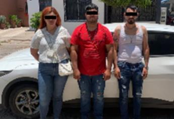 Detienen a tres personas en Mazatlán con 340 dosis de cristal, autos robados y cartuchos